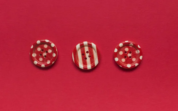 Διάφορα Κόκκινα Κουμπιά Ράψιμο Στο Κόκκινο Φόντο — Φωτογραφία Αρχείου