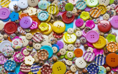 Çeşitli ve renkli dikiş düğmelerinin tam kare ve seçici odak fotoğrafı.