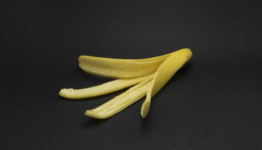 Siyah arka planda taze, sarı muz kabuğu