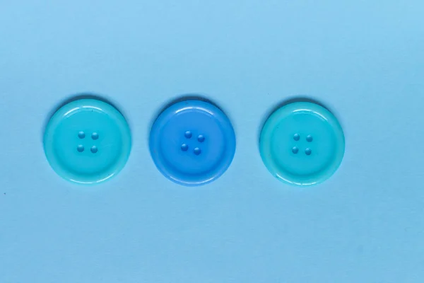 Τρία Διάφορα Μπλε Κουμπιά Ράψιμο Μπλε Φόντο — Φωτογραφία Αρχείου