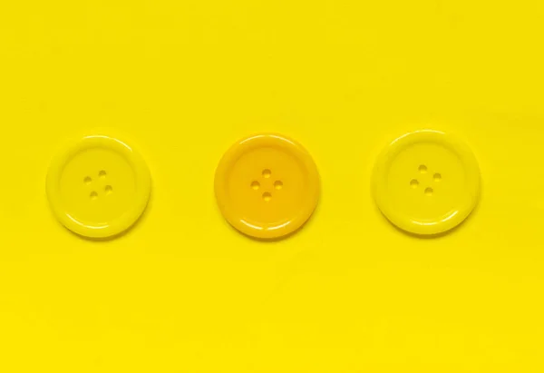 Τρία Διάφορα Κίτρινα Κουμπιά Ράψιμο Κίτρινο Φόντο — Φωτογραφία Αρχείου