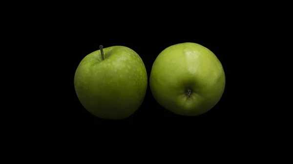 Δύο Πράσινα Μήλα Απομονωμένα Μαύρο Φόντο — Φωτογραφία Αρχείου