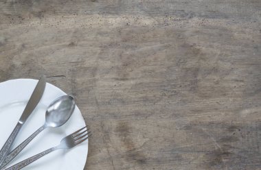 Gümüş kaşık, çatal ve bıçak eski, paslı, ahşap arka planda