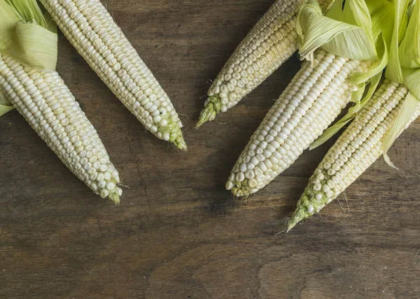 Frische Weiße Maiskolben Auf Altem Holzgrund Mit Platz Für Text — Stockfoto