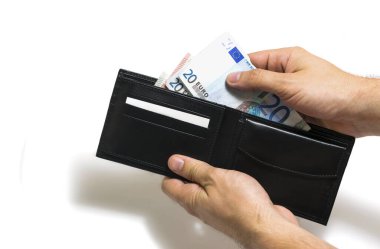 Beyaz arka planda izole edilmiş siyah cüzdandan insan eli para çalıyor..