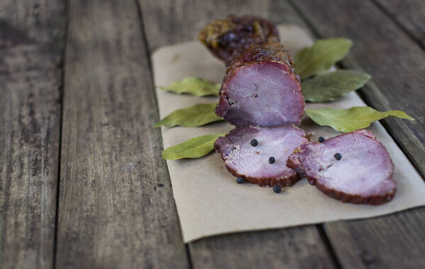 Сушеная свинина с перцем чили, черным перцем, чесноком и лавровыми листьями на старом деревянном столе
