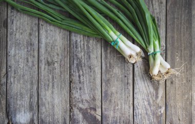 Fotokopi alanı olan eski ahşap masaya taze soğan. Görünümün üstünde
