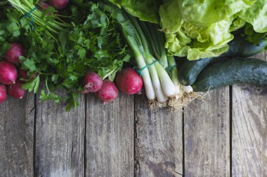 Organik, taze sebzeler (turp, taze soğan, salata, salatalık) fotokopi alanı olan eski ahşap masa üzerinde
