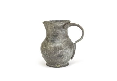 Beyaz arka plan üzerinde izole antik kalay stein.