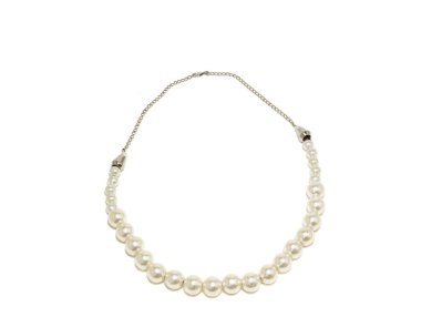 Beyaz arkaplanda izole edilmiş inci kolye.