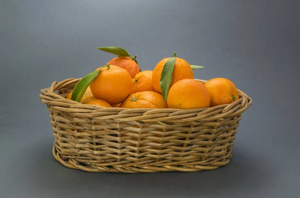 Naranjas Mandarinas Con Cesta Sobre Fondo Azul — Foto de Stock