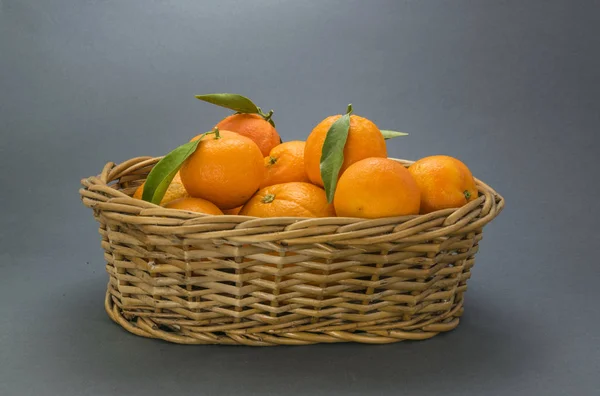 Naranjas Mandarinas Con Cesta Sobre Fondo Azul — Foto de Stock