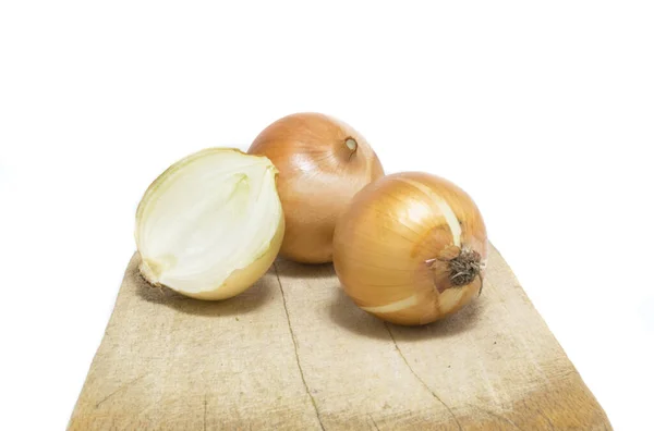 Cebolas Descascadas Sentam Uma Tábua Corte Isolada — Fotografia de Stock