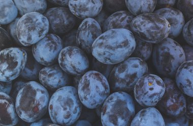 Yeni seçilmiş ve lezzetli eriklerin tam çerçeveli fotoğrafı. Yüksek açı görünümü