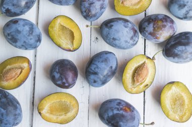 Eski beyaz ahşap masada taze ve lezzetli erikler. Yüksek açı görünümü
