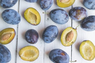 Eski beyaz ahşap masada taze ve lezzetli erikler. Yüksek açı görünümü
