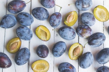 Eski beyaz ahşap masada taze ve lezzetli erikler. Yüksek açı görünümü
