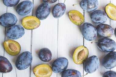 Taze ve taze erikler eski beyaz ahşap masa üzerinde. Metin için bir çerçeve hazırlıyor.