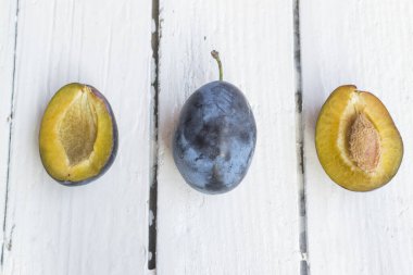Eski beyaz ahşap masada taze ve lezzetli erikler. Yüksek açı görünümü