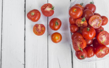 Eski beyaz arka planda kiraz domatesleri metin için yer alır
