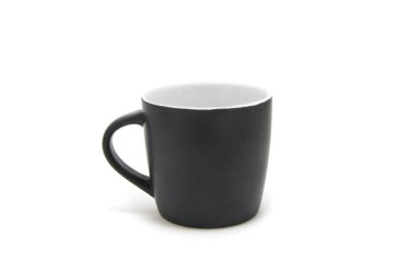 Siyah kahve fincanı beyaz arka planda izole edilmiş..