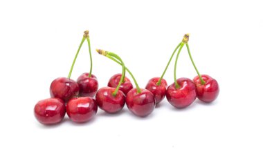 Beyaz arka planda izole edilmiş güzel taze kırmızı kirazlar.