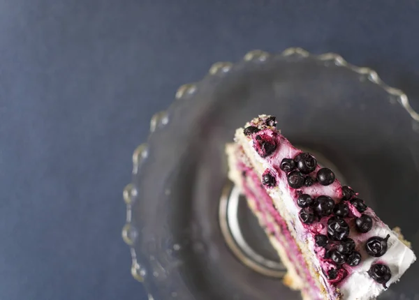 Stück Blaubeerkuchen Auf Blauem Hintergrund Von Oben — Stockfoto