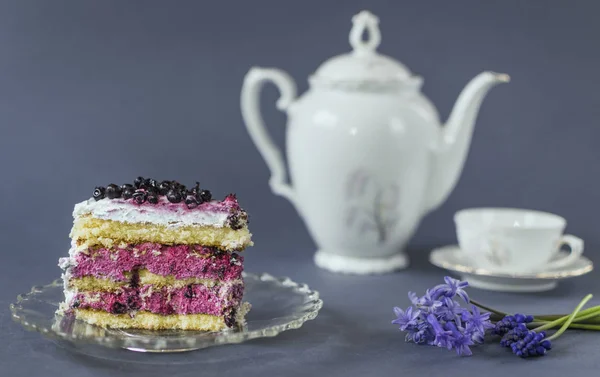 Piece Blueberry Cake Hyacinth Cup Tea Blue Background — Stock Photo, Image