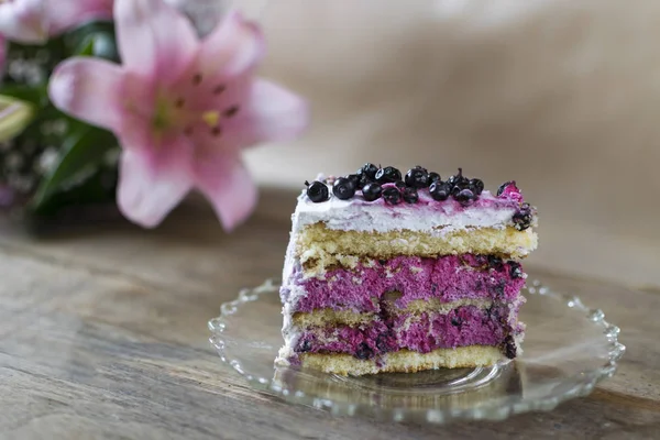 Piece Blueberry Cake Wooden Table Vith Pink Flower Background — Stock Photo, Image