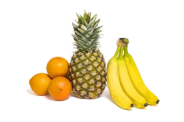 Sağlıklı meyve, ananas, portakal ve muz beyaz arka planda izole edilmiş..