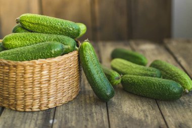 Taze salatalıklar kutuda ve eski ahşap masada. Seçici odak