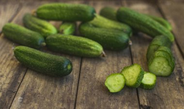 Eski ahşap masada taze salatalıklar..