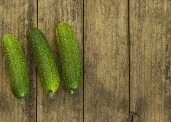 Verse Komkommers Oude Houten Tafel Bovenaanzicht Met Plaats Voor Tekst — Stockfoto