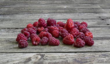 Eski, kırsal, ahşap masada taze ahududu..