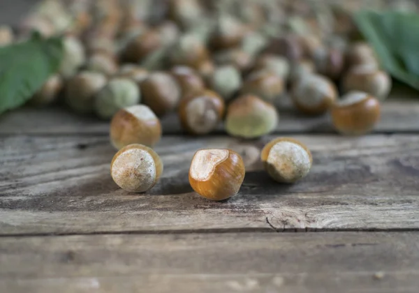 Lískové Ořechy Dřevěném Stole Selektivní Zaměření — Stock fotografie
