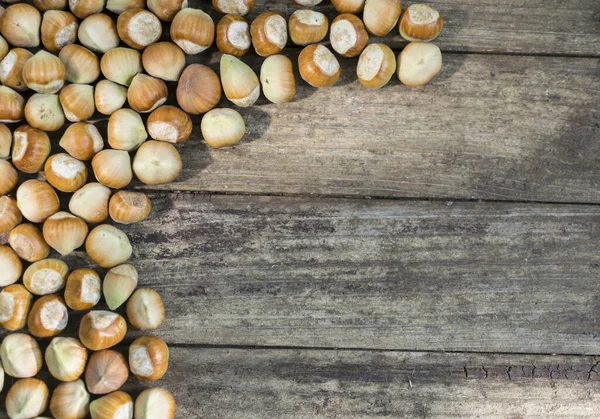 Tahta masada fotokopi alanı olan taze fındıklar..