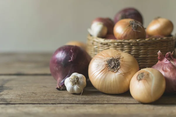 Fresh Organic Onions Basket Old Wooden Table — Stock Photo, Image