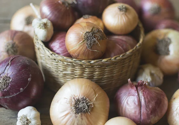 Fresh Organic Onions Basket Wooden Table Selective Focus — Stock Photo, Image