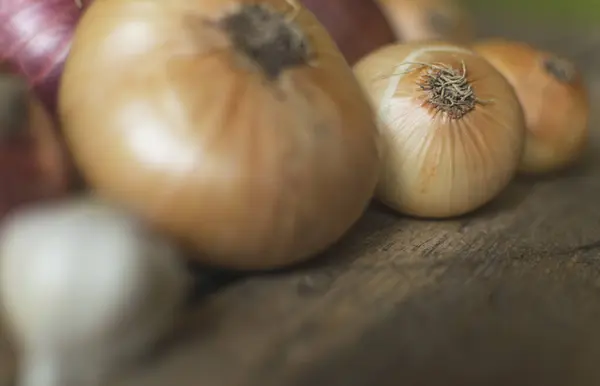 Selective Focus Image Onions Wooden Table — Stock Photo, Image