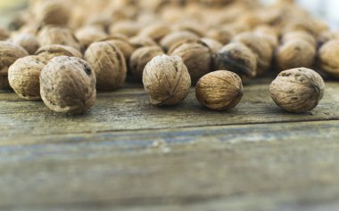 Tahta masada taze ceviz ve metin için yer var..