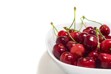 Beyaz arka planda izole edilmiş taze, kırmızı, lezzetli kirazlar. .