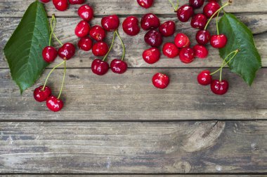 Tahta masada taze kırmızı kirazlar. Yüksek açı görünümü .
