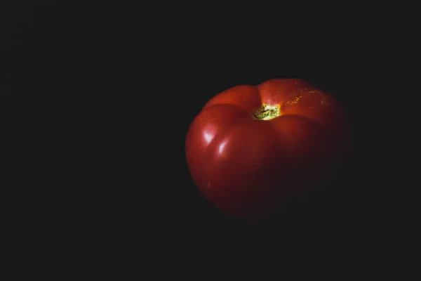 Tomate Rojo Fresco Sobre Fondo Negro Oscuro Concepto Comida Saludable — Foto de Stock