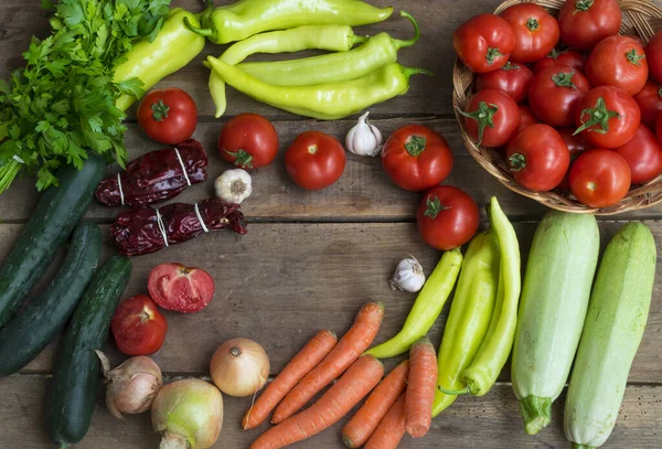 Varias Verduras Frescas Del Mercado Sobre Fondo Madera Con Espacio — Foto de Stock