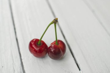 Beyaz masada taze toplanmış lezzetli kırmızı kirazlar. Fotoğrafı kapat.