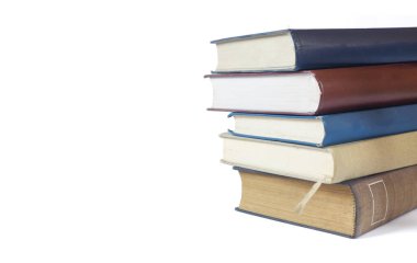 Beyaz arkaplanda sarı sayfaları olan eski kitaplar