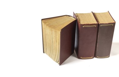 Beyaz arkaplanda sarı sayfaları olan eski kitaplar