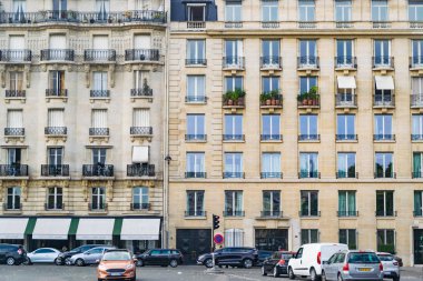 Paris, Fransa - 02 Ekim 2018: Paris, Fransa 'daki binanın tam çerçeve görüntüsü.