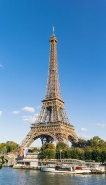Paris, Fransa - 02 Ekim 2018: Eyfel Kulesi, Sein nehri ile Paris 'in sembolü.