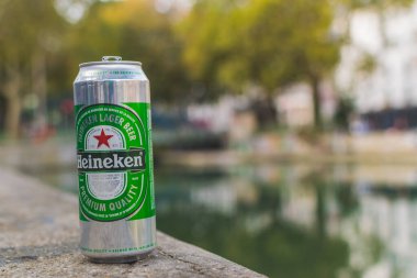 Paris, Fransa - 02 Ekim 2018: Heineken Paris 'teki Saint Martin Kanalı kıyısında yapabilir.